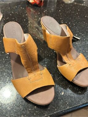 Geox Women's tan Leather Open-Toe Slide Heels